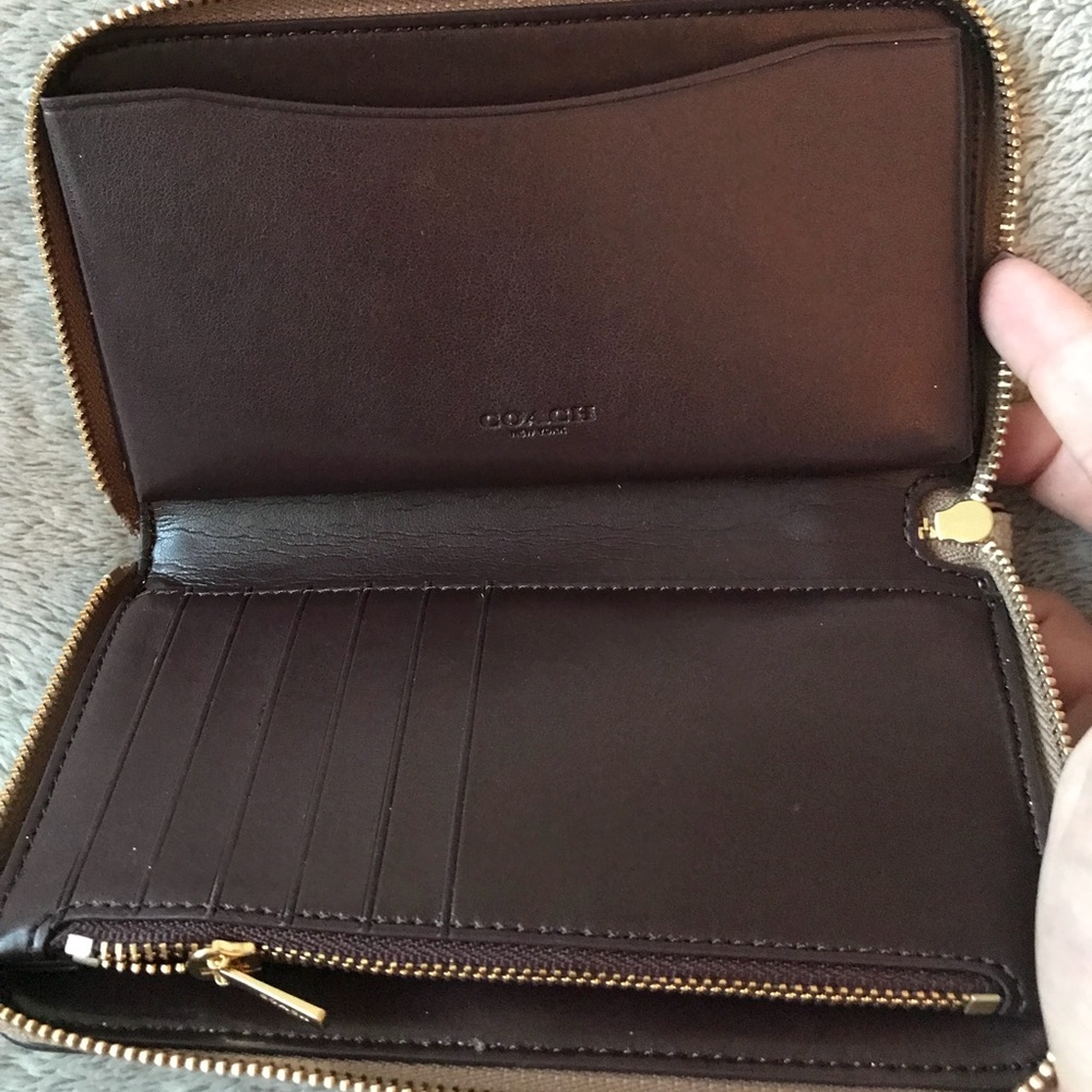 🚫🚫SOLD Coach Glitter Phone Wallet SOLD 🚫🚫 - Picture 3 of 5